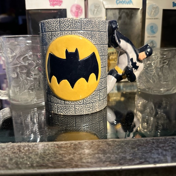DC Comics™️ Batman™️ collectibleHandPainted Ceramic mug FreeBatmanfigureincluded - Picture 2 of 14